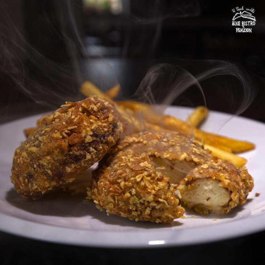 נובה מסטו פוד סמרקם Bike Bistro A Penzion U Vsech Andelu מראה חיצוני תמונה