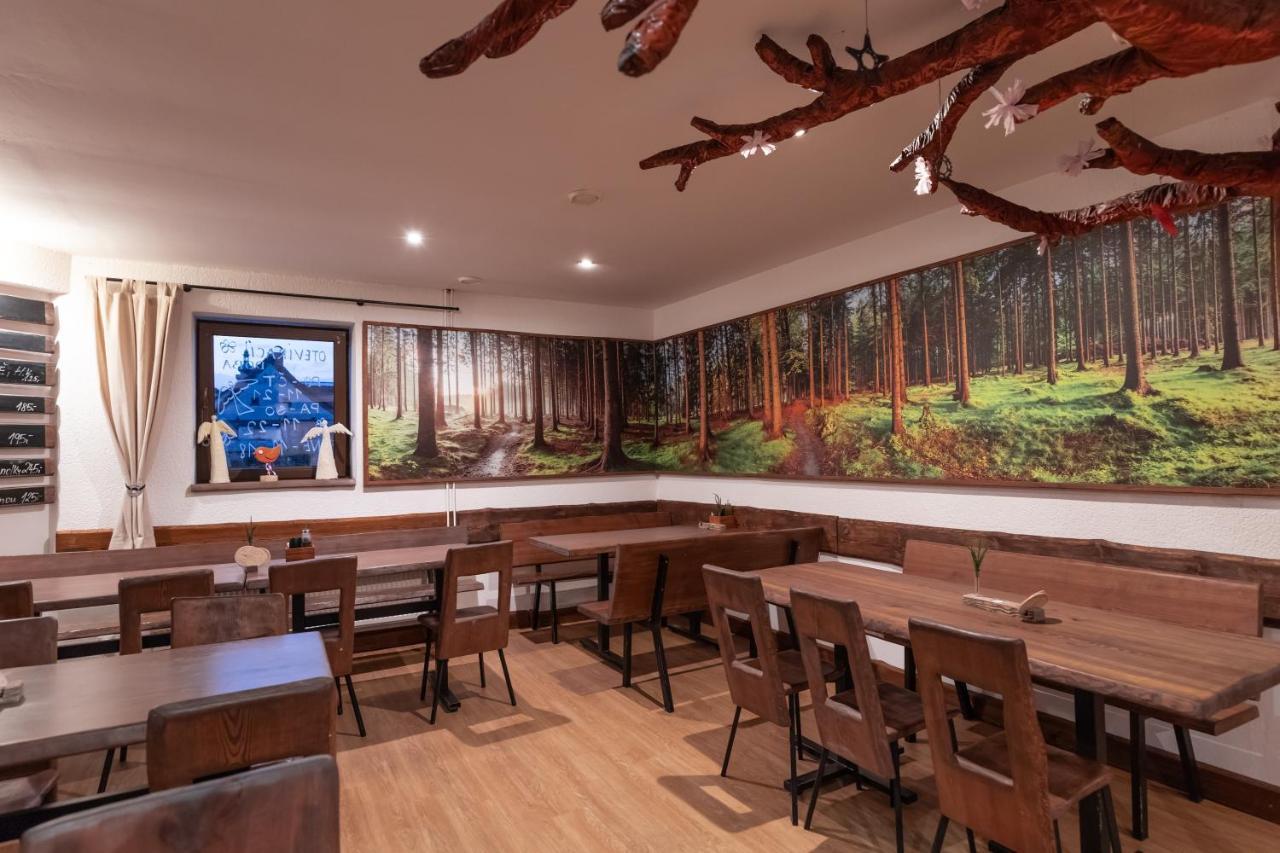 נובה מסטו פוד סמרקם Bike Bistro A Penzion U Vsech Andelu מראה חיצוני תמונה