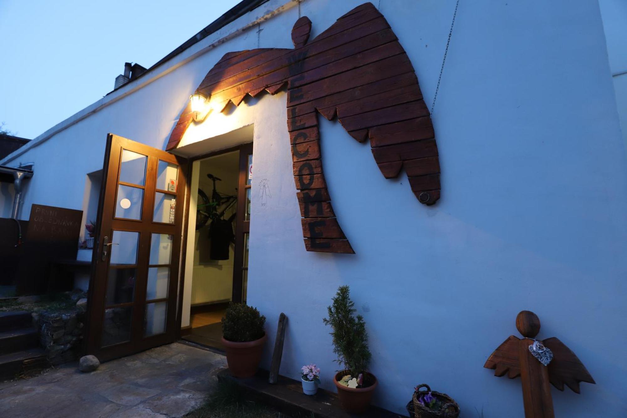 נובה מסטו פוד סמרקם Bike Bistro A Penzion U Vsech Andelu מראה חיצוני תמונה