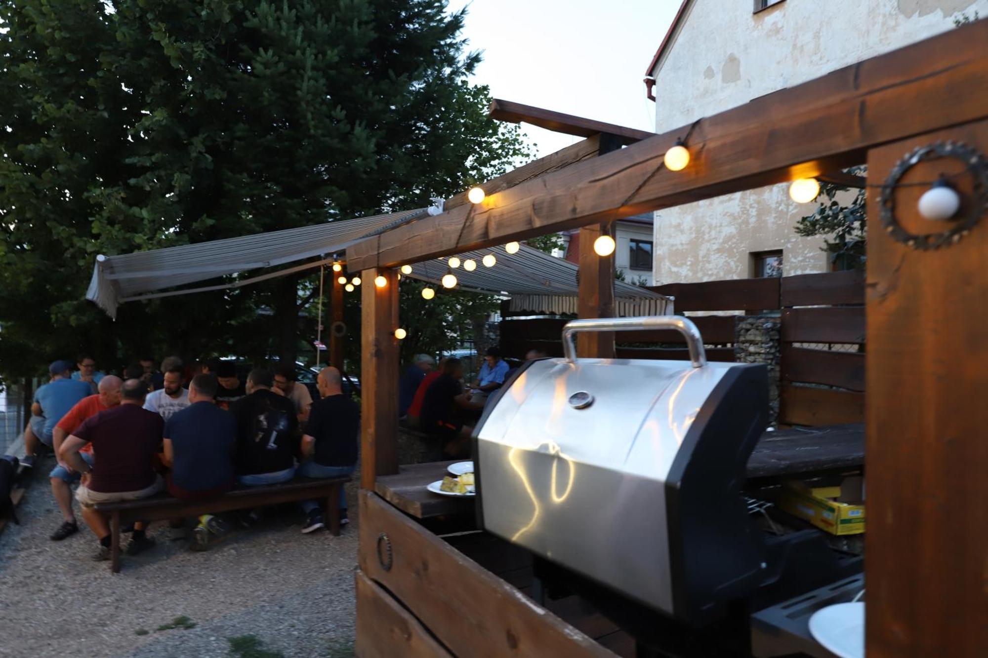 נובה מסטו פוד סמרקם Bike Bistro A Penzion U Vsech Andelu מראה חיצוני תמונה
